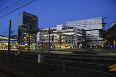 903009 Gezicht op het Centraal Station te Utrecht, tijdens de schemering, vanaf het 7e perron, met links de ...